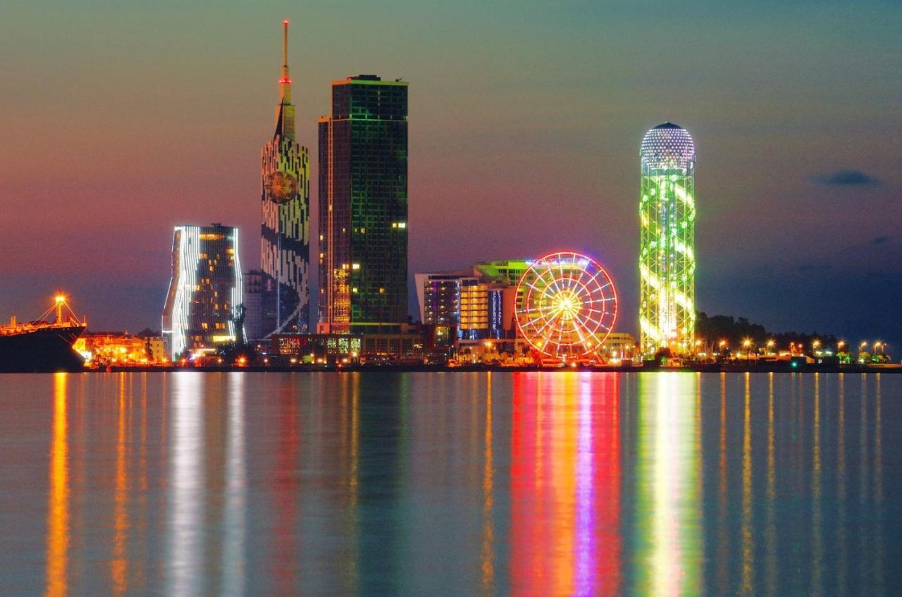 Orbi City Apartments On The Beach Batoemi Buitenkant foto