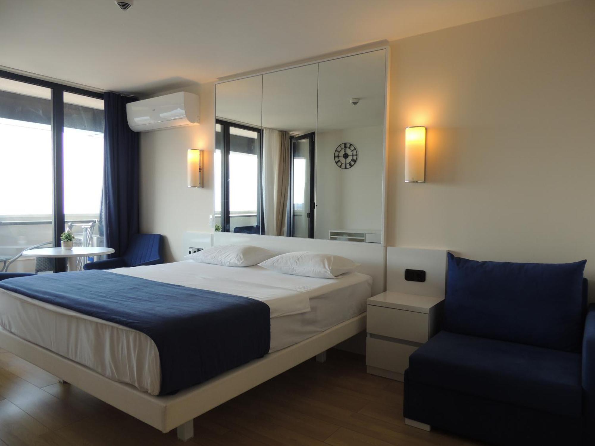 Orbi City Apartments On The Beach Batoemi Buitenkant foto