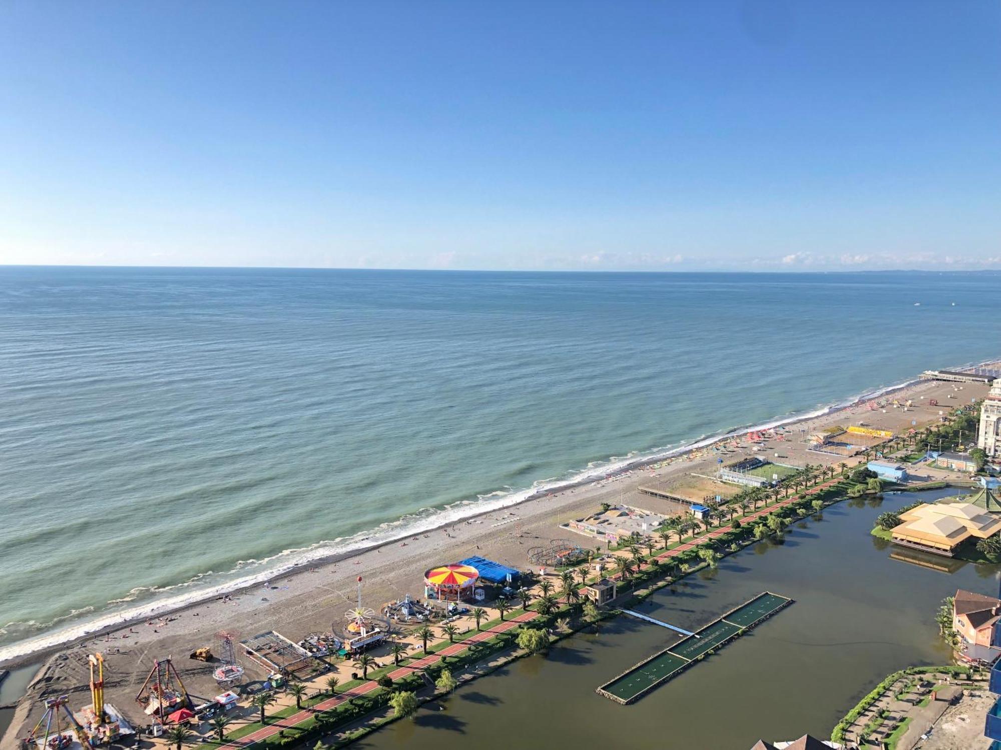Orbi City Apartments On The Beach Batoemi Buitenkant foto