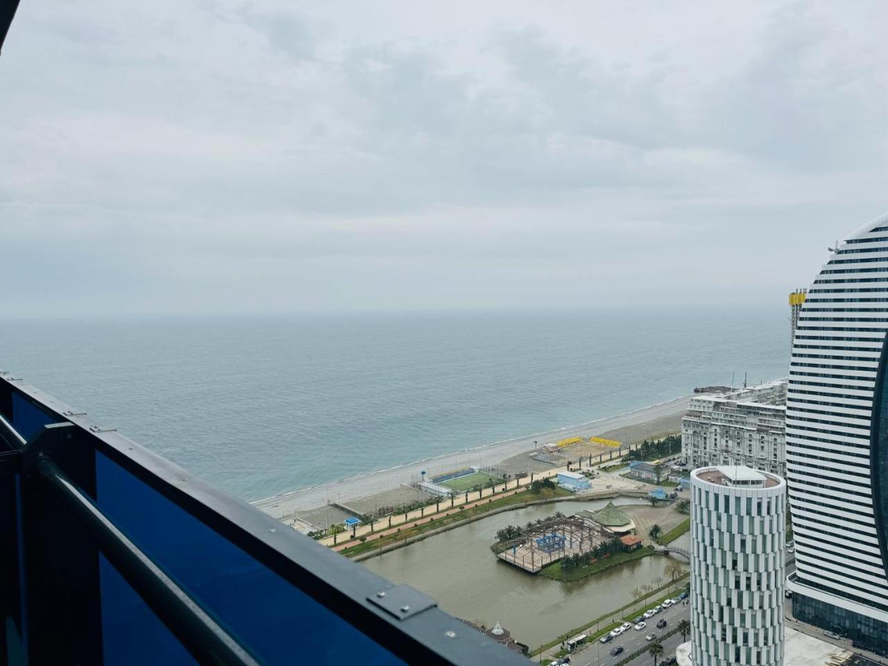 Orbi City Apartments On The Beach Batoemi Buitenkant foto
